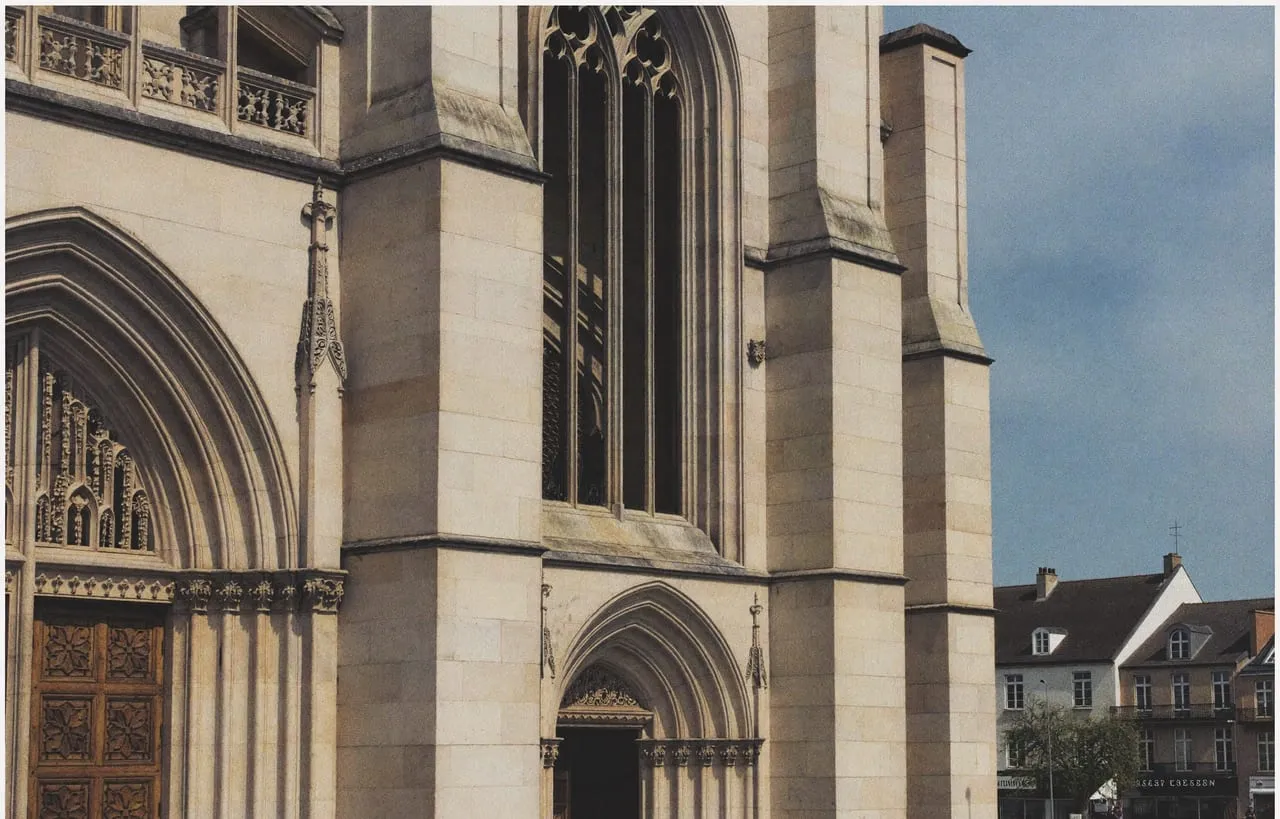 La cathédrale Saint-Pierre de Beauvais dominant la ville